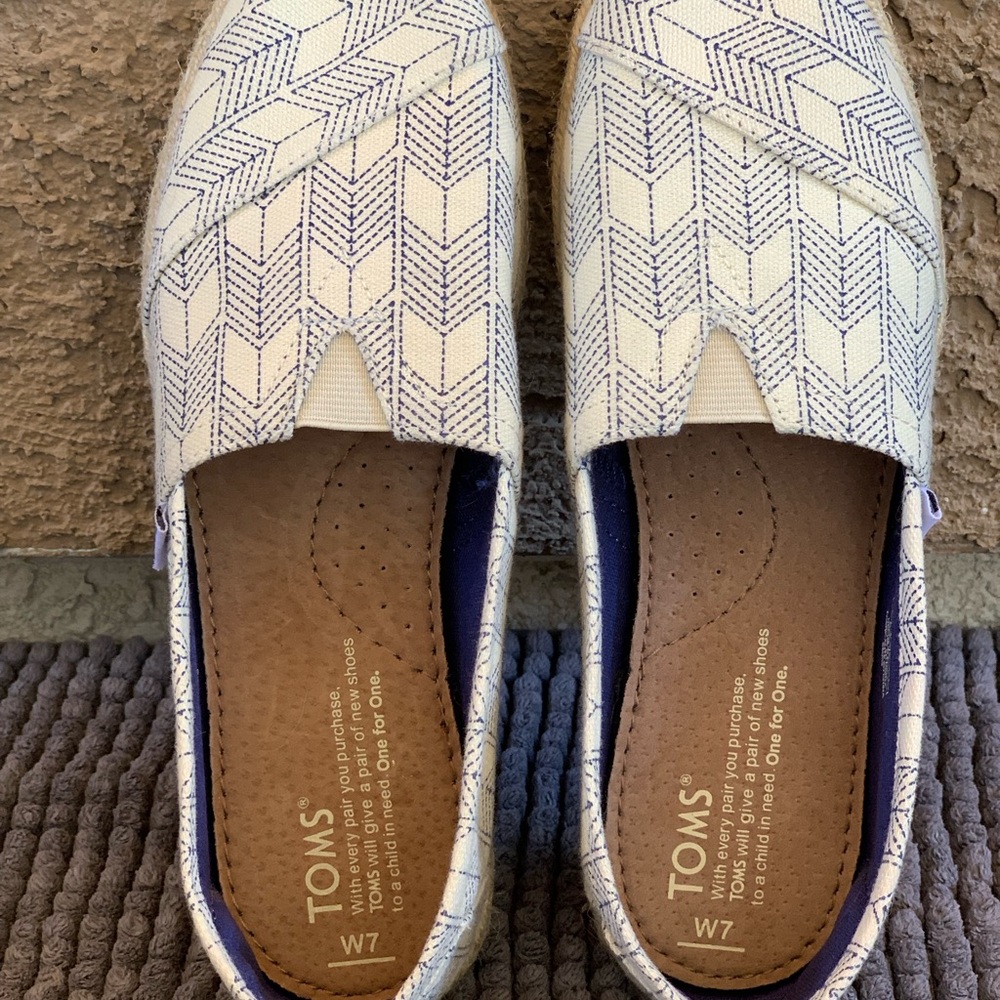 Toms - Picture 3 of 7